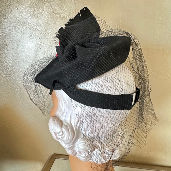 DAZZLING 1940s\' BLACK FELT TILT HAT - FELT \